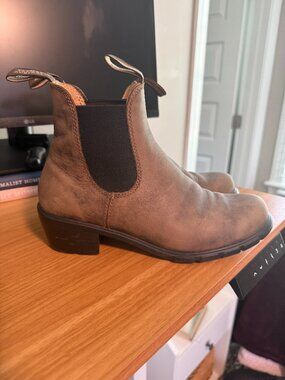 Low-Heeled Blundstone Boots